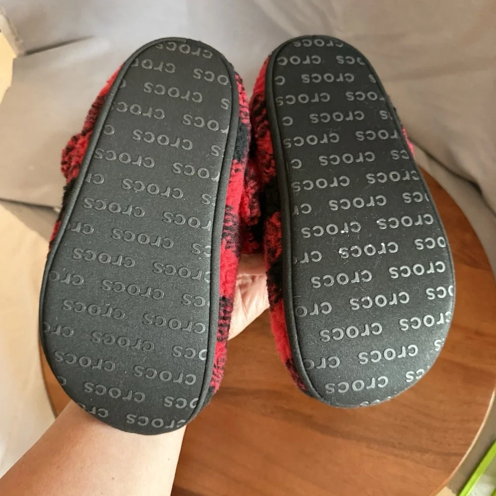 Crocs Classic Cozzzy Classic Buffalo Check Slippers‎ Junior Size 3 Red/Blk Plaid